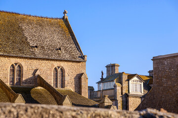 Hausdächer und Kirche von Barfleur in Frankreich - 496863457