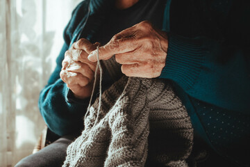 manos tejiendo abuela