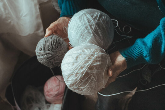 manos con ovillo de lana