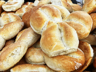 Breads called “torta” for sale in a bread basket, along with other varieties such as “cemita” breads. With the “torta” breads, “tortas” are commonly prepared, a kind of Mexican sandwich