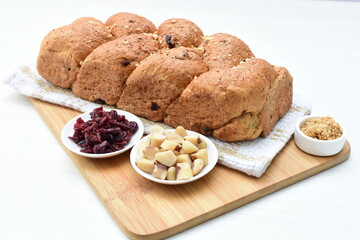 Large wholemeal cereal bread, oatmeal, walnuts, panela and blueberries
