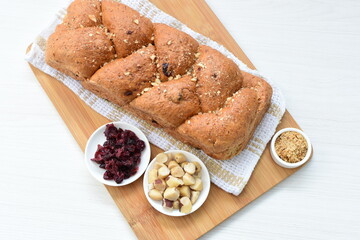 Large wholemeal cereal bread, oatmeal, walnuts, panela and blueberries