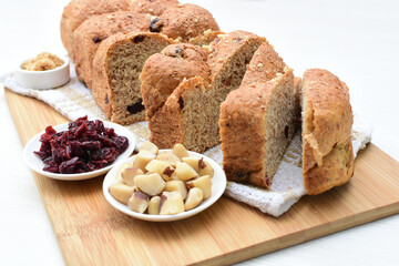 Large wholemeal cereal bread, oatmeal, walnuts, panela and blueberries