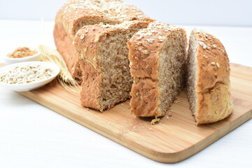 Large wholemeal oatmeal bread, sweetened with natural panela