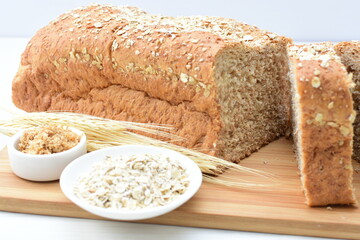 Large wholemeal oatmeal bread, sweetened with natural panela