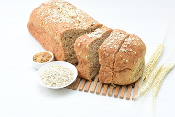 Large wholemeal oatmeal bread, sweetened with natural panela