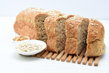 Large wholemeal oatmeal bread, sweetened with natural panela