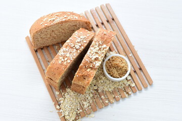 Large wholemeal oatmeal bread, sweetened with natural panela