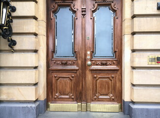 Prächtige alte Holztür mit Scheiben aus Milchglas einer alten Villa in Beige und Naturfarben im...
