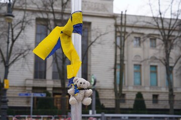 Kleiner Plüschbär mit den Nationalfarben der Ukraine gegenüber der Botschaft von Russland in...