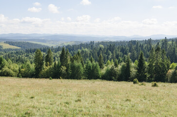 Fototapeta premium Beautiful landscapes of high mountains in warm autumn in the Carpathians