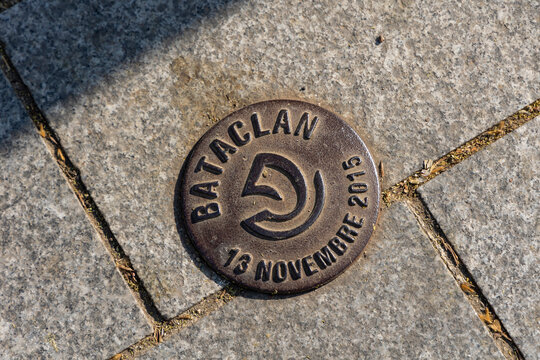 Bataclan-13 novembre 2015-plaque en mémoire des attentats survenus au bataclan à paris le 13 novembre 2015