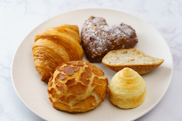 さまざまな種類のパン