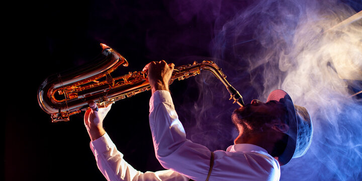 Saxofonista sintiendo la m&uacute;sica. M&uacute;sica en vivo. Concierto. Jazz.
