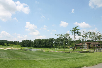 Obraz premium healthy and strong diet sports with green grass and beautiful golf course blue sky golf, 푸른잔디 아름다운 골프장 파란하늘 골프로 건강하고 튼튼한 다이어트 스포츠