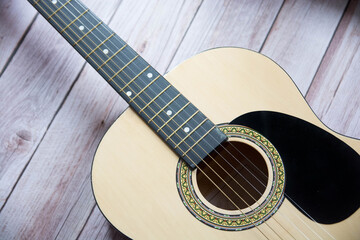 Preciosa guitarra acústica sobre fondo de madera