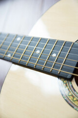 Obraz premium Preciosa guitarra acústica sobre fondo de madera