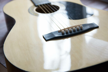 Preciosa guitarra acústica sobre fondo de madera