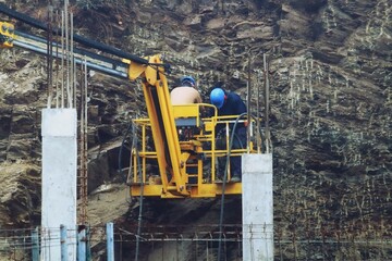 Dos albañiles trabajando en la construcción en Sanlúcar de Guadiana, España. Trabajos desde una...