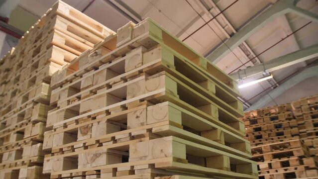 Many wooden floor pallets are available, large warehouse. Transport business.