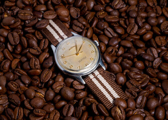 Kawa, zegarek, czasomierz, ziarna, ziarna kawy, zegarek na rękę, prostota, brąz, palona, kofeina, kawiarnia, aromat, espresso, cafe creme, wskazówka, tarcza