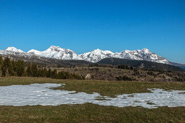 Naklejka premium Paysage du massif du Dévoluy en hiver , Hautes-Alpes , France