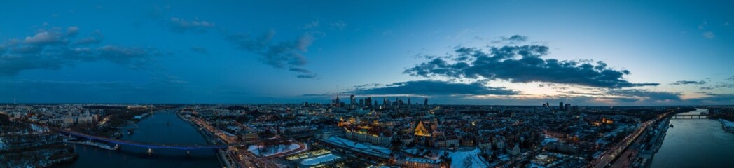 Panorama, Widok na zamek królewki i stare miasto w Warszawie z drona, w tle wieżowce, zaśnieżone dachy, zachód słońca