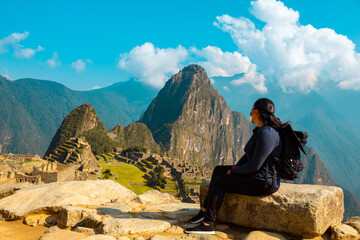 Viajera mirando la antigua ciudadela de Machu Picchu, Patrimonio de la Humanidad de la UNESCO en la regi&oacute;n del Cusco en el Per&uacute;