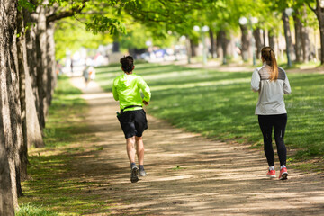 Un homme et une femme en train de faire une course sur un chemin. 