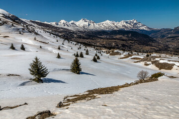 Fototapeta na wymiar Paysage du massif du Dévoluy en hiver , Hautes-Alpes , France