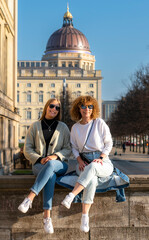zwei Frauen auf Sightseeing Tour in Berlin