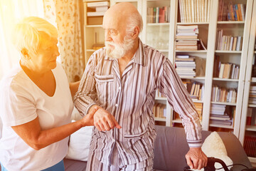 Pflegekraft hilft Senior mit Demenz bei Altenpflege