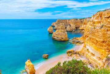 Kliffen in de buurt van Benagil in de Algarve in Portugal