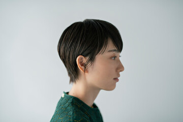 ショートヘアの女性