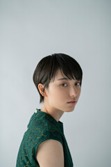 ショートヘアの女性