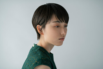 ショートヘアの女性