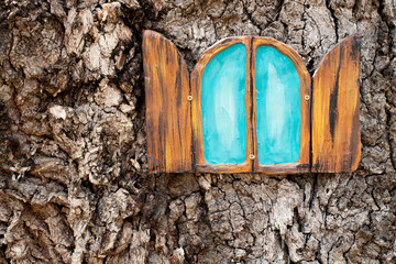 Ventana de dibujo animado en un arbol en el bosque