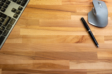 Bureau en bois avec clavier souris et stylo plume - 496940011