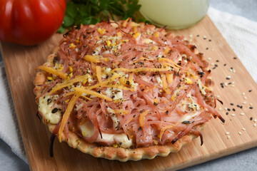 tarta de jamon y queso con queso gratinado