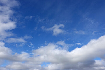 lockere Wolken am blauen Himmel