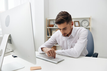 Obraz premium businessmen in a white shirt at the office work executive