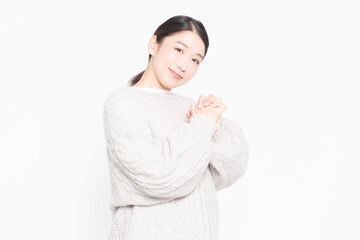 指を組んでお願いする女性