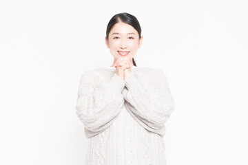 指を組んでお願いする女性