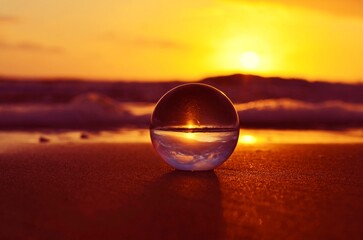 Bola de cristal reflejando amanecer el la playa