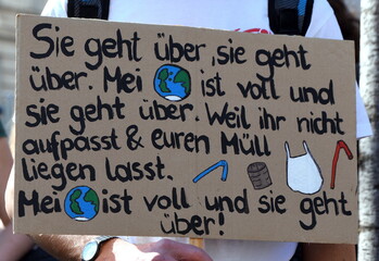 Pappschild auf einer Umwelt-Demo