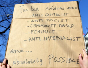 Schild auf einer Demo:  Die besten Lösungen sind: .Antikapitalist, Antirassist, Gesellschaft, Feminist, Antiimperialist - und das ist absolut möglich.