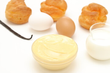 カスタードクリームとシュー生地