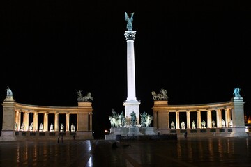 Fototapeta na wymiar A night in Heroes Square in the heart of the city of Budapest 