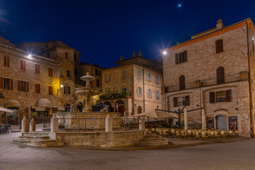 Sunrise over Piazza del Comune in the center of Italian town Assisi - obrazy, fototapety, plakaty