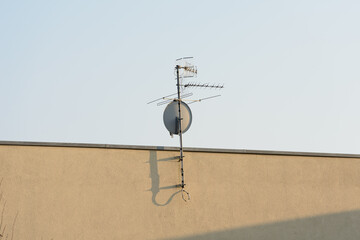 Terrestrial antenna and satellite dish